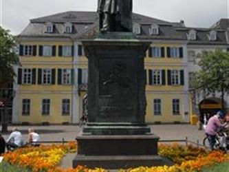 statue